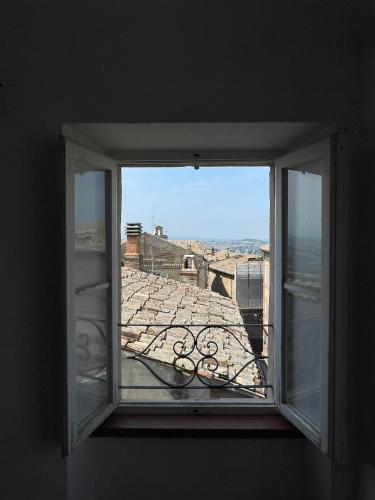 an open window with a view of the ocean at Il rifugio di Elpidio in SantʼElpidio a Mare