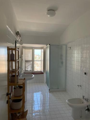 a bathroom with two sinks and a shower and two toilets at Il rifugio di Elpidio in SantʼElpidio a Mare