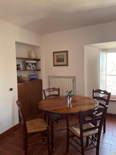 a dining room with a wooden table and chairs at Il rifugio di Elpidio in SantʼElpidio a Mare