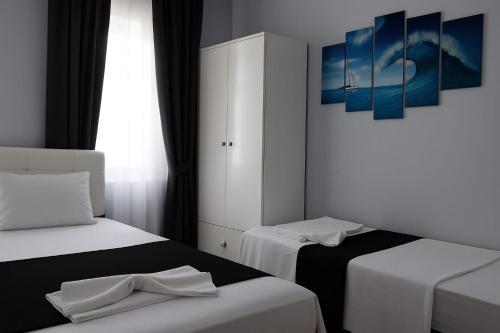 Ένα ή περισσότερα κρεβάτια σε δωμάτιο στο Shadow Hotel