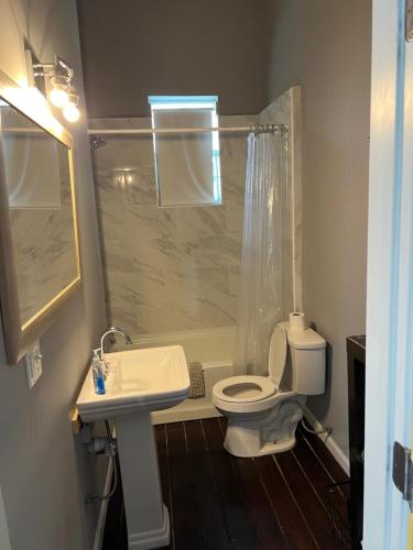 ニューオーリンズにあるModern Condo 3のトイレと洗面台付きのバスルーム