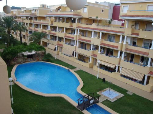 una vista aerea di un edificio con piscina di Modern Denia Apartment a Denia