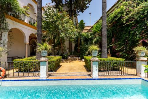 SevilleBnB Group- Villa Elvira, exclusive Pool and Gardens in the heart of Sevilla