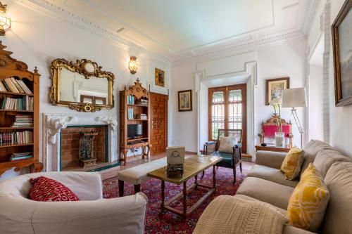 SevilleBnB Group- Villa Elvira, exclusive Pool and Gardens in the heart of Sevilla