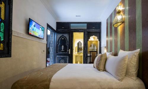 Кровать или кровати в номере Riad Nesma Suites & Spa