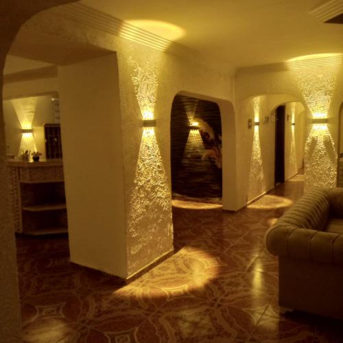 Ruang duduk di Shadow Hotel