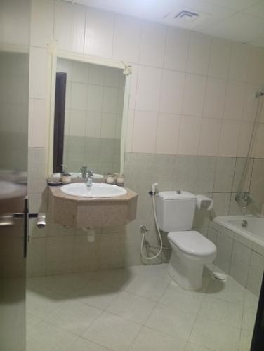 Ванна кімната в Nice room inside sea view apartment