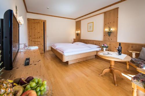 Appartementhaus Alpenroseにあるテレビまたはエンターテインメントセンター