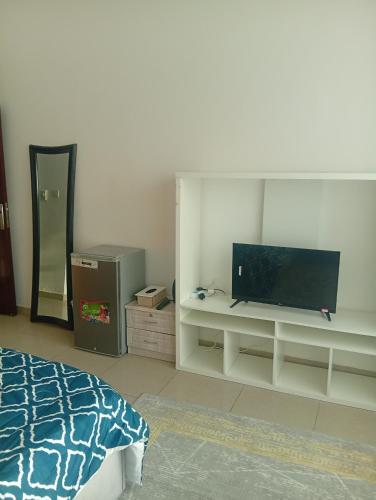 Телевізор і / або розважальний центр в Nice room inside sea view apartment