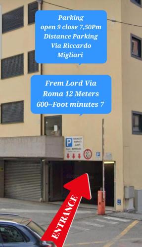 a street sign in front of a parking lot at Frem lord in La Spezia