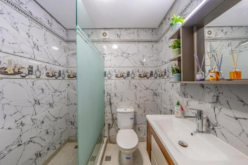 a bathroom with a toilet and a sink at Appartement Confort Neuf 2 chb Netflix-Wi-Fi à 10 min aéroport in Marrakech