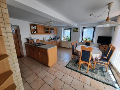 Una cocina y un comedor con mesa y sillas. en Ferienhaus, en Zschippern