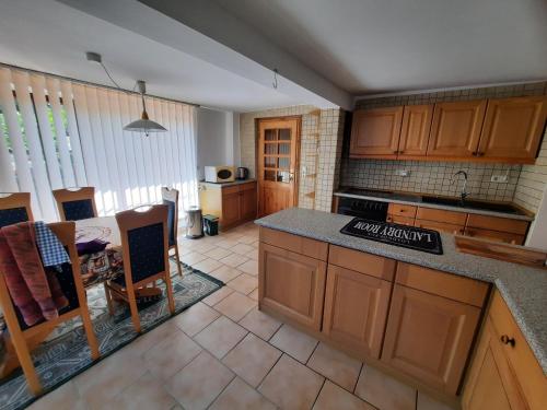 Una cocina con gabinetes de madera y encimera. en Ferienhaus, en Zschippern