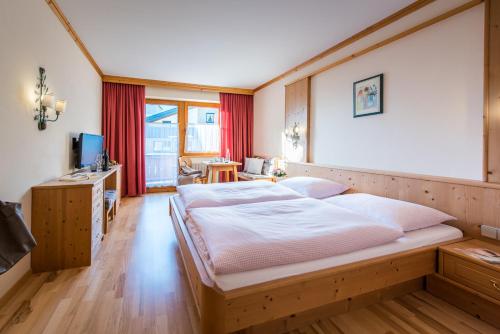 Posteľ alebo postele v izbe v ubytovaní Appartementhaus Alpenrose