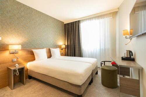 Letto o letti in una camera di Hôtel Maison Turenne