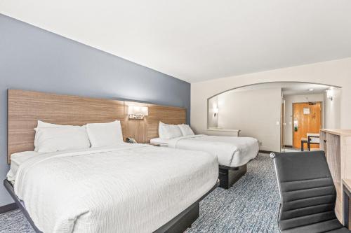 Ένα ή περισσότερα κρεβάτια σε δωμάτιο στο Quality Inn & Suites On The River