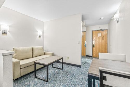 Χώρος καθιστικού στο Quality Inn & Suites On The River