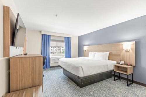 Ένα ή περισσότερα κρεβάτια σε δωμάτιο στο Quality Inn & Suites On The River