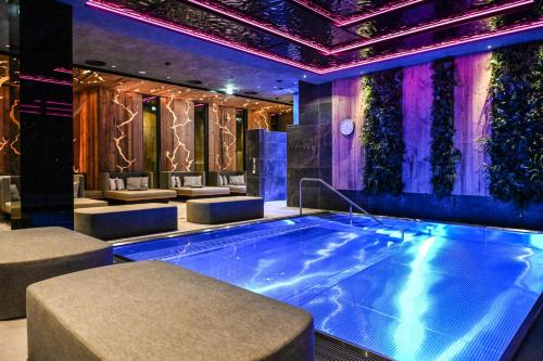 a hot tub in the middle of a room at Hotel Lärchenhof in Lermoos