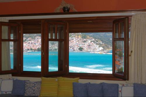 Habitación con ventana y vistas al océano. en Pleoussa Studio and Apartments, en Skopelos Town