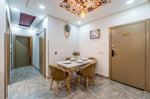 a dining room with a table and chairs at Appartement Confort Neuf 2 chb Netflix-Wi-Fi à 10 min aéroport in Marrakech