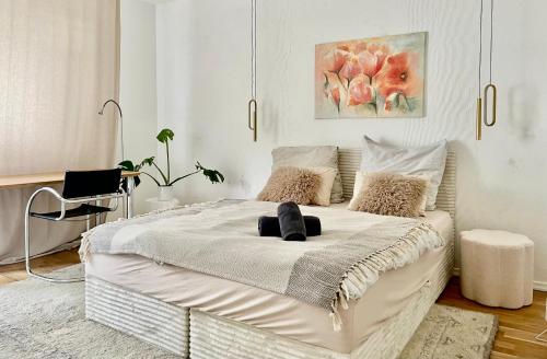 a bedroom with a large white bed in a room at Gemütlich Wohnen in Hochheim - eigener Tiefgaragenparkplatz in Hochheim am Main