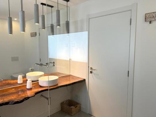 a bathroom with two sinks and a shower at Casa Beliche in Aljezur