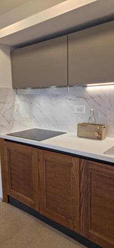una cocina con fregadero y encimera en Villa Razeto, en Zoagli