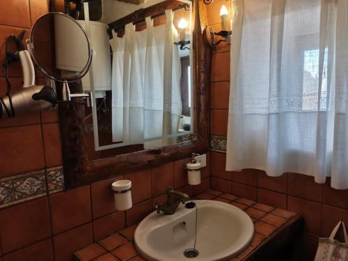 a bathroom with a sink and a mirror at Apartamento con Vistas, Piscina y Tenis en El Hierro in Tigaday