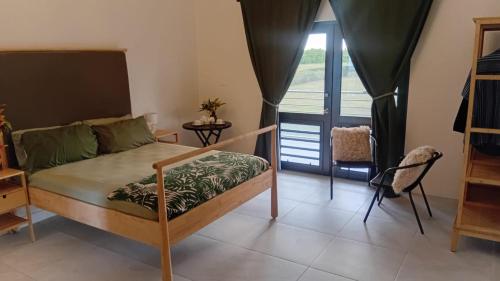 ein kleines Schlafzimmer mit einem Bett und einem Fenster in der Unterkunft Korah House in Saint Philip