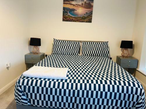 a bedroom with a black and white bed with two lamps at Reduced price - NewBuilt 3 Large Bedroom in Dartford City Center in Dartford
