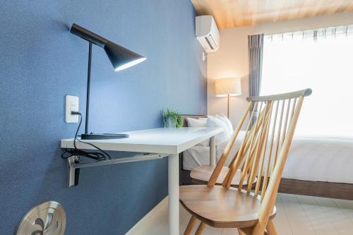 a desk with a lamp and a chair in a room at ぷふかTK東向島1F -1min to Higashi Mukojima Sta 1F Cozy Stay Near Skytree Asakusa in Tokyo