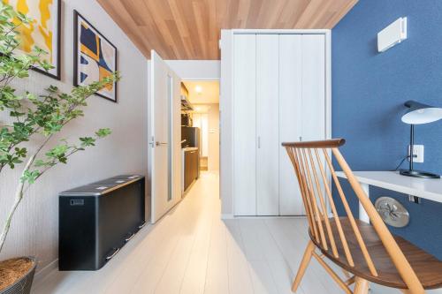 a room with a chair and a desk and a door at ぷふかTK東向島1F -1min to Higashi Mukojima Sta 1F Cozy Stay Near Skytree Asakusa in Tokyo