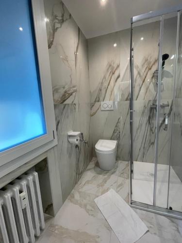 un baño con ducha y WC en SAFA VENiCE STATION, en Venecia