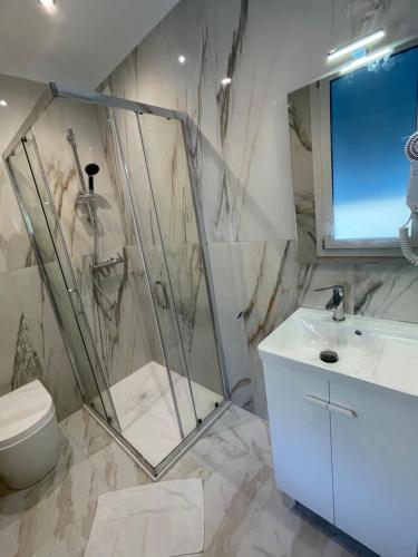 Un baño con ducha, inodoro y lavabo. en SAFA VENiCE STATION, en Venecia