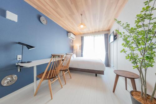 a bedroom with a bed and a desk and chairs at ぷふかTK東向島1F -1min to Higashi Mukojima Sta 1F Cozy Stay Near Skytree Asakusa in Tokyo