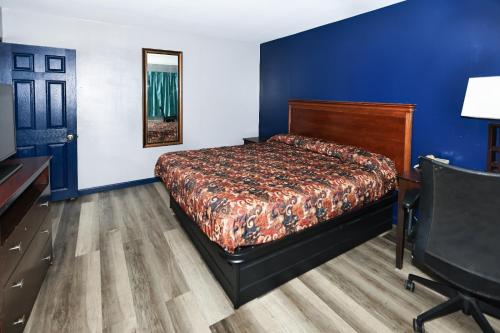 Postel nebo postele na pokoji v ubytování Budget Inn and Suites Mount Ephraim