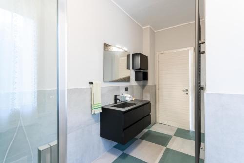 a bathroom with a black sink and a mirror at Trilocale con piscina in Caprino Veronese