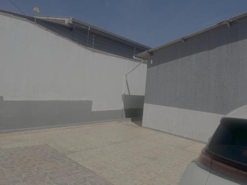 a side view of a building with a parking lot at Casa Progresso em Anápolis in Anápolis
