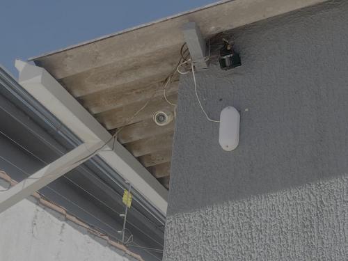 a computer mouse and a camera on a ceiling at Casa Progresso em Anápolis in Anápolis