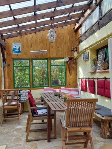 Cabane randonneur au campingにあるシーティングエリア