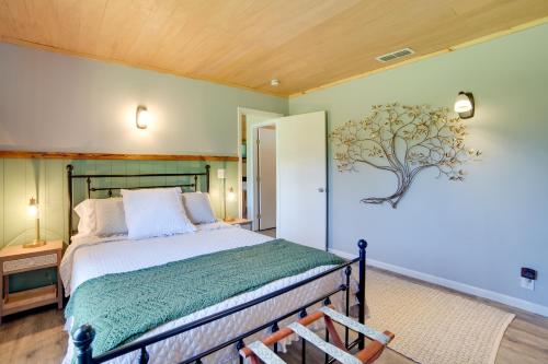 Un dormitorio con una cama y un árbol en la pared. en Secluded Getaway on about 10 Acres in The Piney Woods!, en Winnsboro