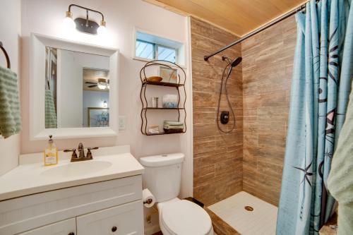 Un baño con ducha, inodoro y lavabo. en Secluded Getaway on about 10 Acres in The Piney Woods!, en Winnsboro