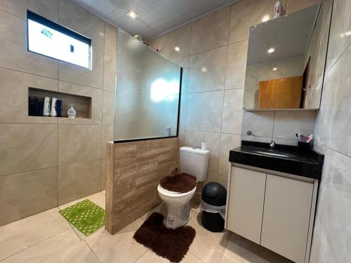 ein Badezimmer mit Toilette, Dusche und Waschbecken in der Unterkunft Modern and cozy house in Cambyretá
