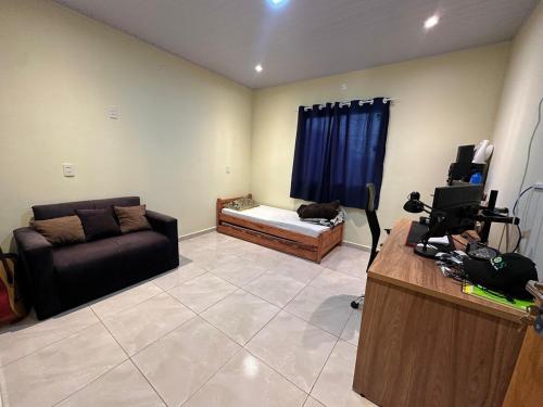 ein Wohnzimmer mit einer Couch und einem Bett in der Unterkunft Modern and cozy house in Cambyretá