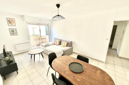 Khu vực ghế ngồi tại Apartment - Close to Tramway