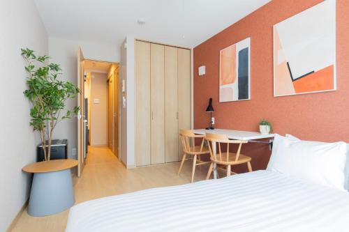 a bedroom with a bed and a table and chairs at ぷふかTK東向島2F - 1min to Higashi Mukojima Sta 2F Cozy Stay Near Skytree Asakusa in Tokyo