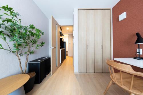 a living room with a table and a plant at ぷふかTK東向島2F - 1min to Higashi Mukojima Sta 2F Cozy Stay Near Skytree Asakusa in Tokyo