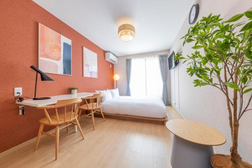 a room with a bed and a desk and a table at ぷふかTK東向島2F - 1min to Higashi Mukojima Sta 2F Cozy Stay Near Skytree Asakusa in Tokyo