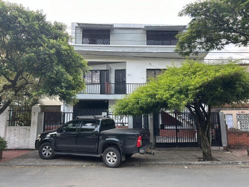 a black truck parked in front of a building at Apartamento Céntrico y cómodo en Cali in Cali